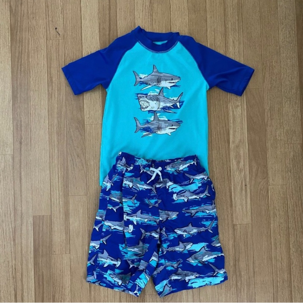 PLACE Two Piece Boys Shark Swimsuit Set
Size M